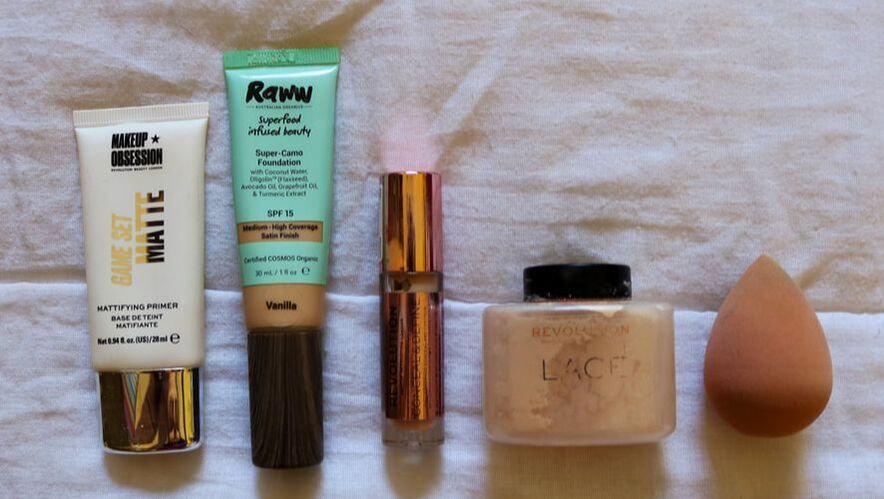 Makeup Obsession Game Set Matte, Raww Cosmetics Super-Camo Foundation, Revolution Conceal & Define, Revolution Lace Baking Powder 