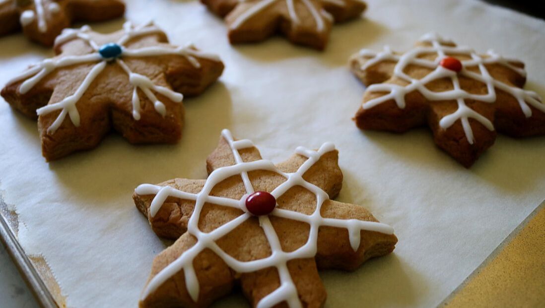 Gingerbread men snowflakes decorated